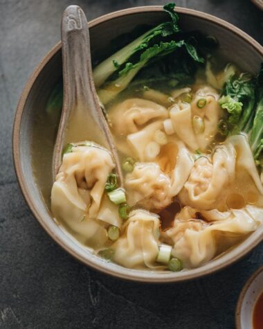 Authentic wonton soup (Chinese restaurant-style)